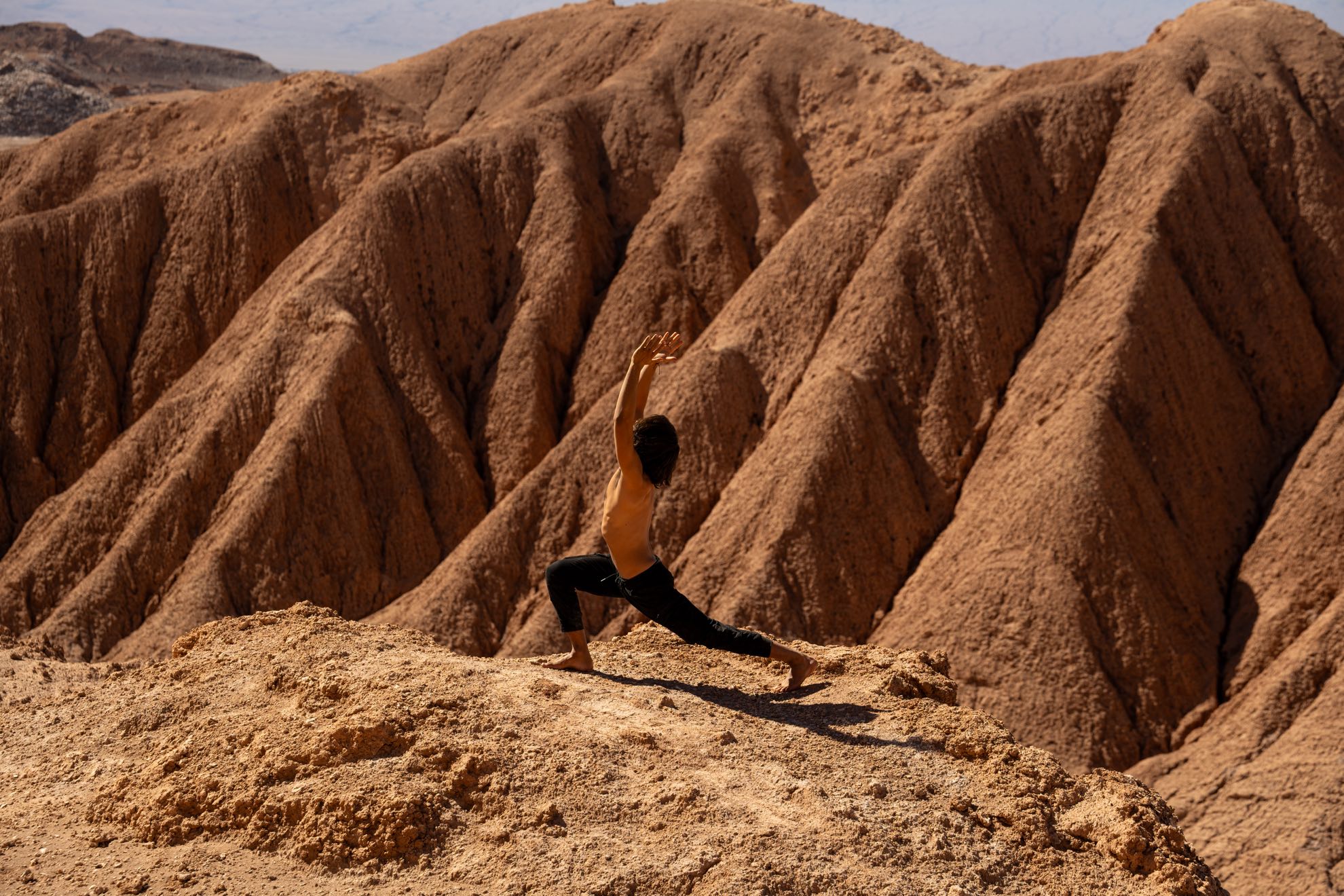 pose de yoga en valle