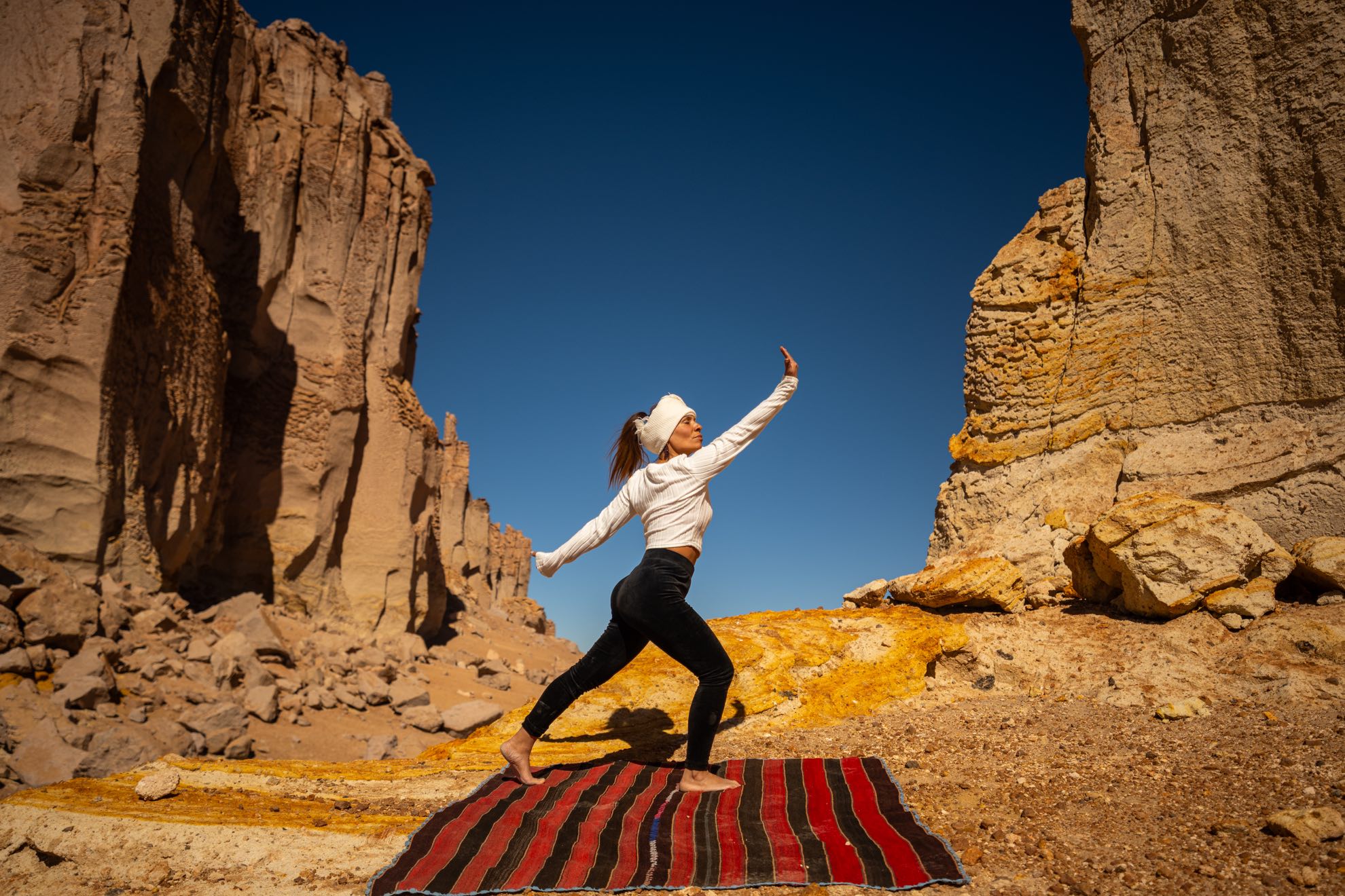 yoga en paisaje volcanico2